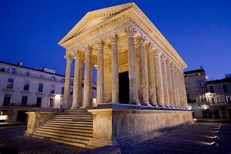 Die Maison Carrée ist ein hervorragendes Beispiel eines klassischen augusteischen Podiumstempels. Sie erhebt sich auf einem 2,85 m hohen Podium, das das Forum der römischen Stadt überragte. Die rechteckige Grundfläche ist beinahe zweimal so lang wie breit (26,42 m mal 13,54 m). Die Vorderseite des pseudoperipteralen Tempels wird von …